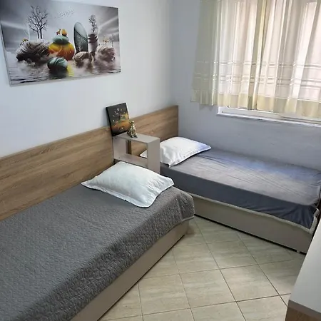 アパート Delux ドゥラス